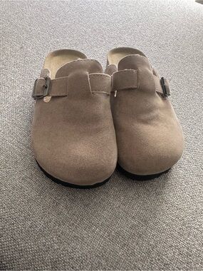 Kids Slip-On Clogs in Taupe